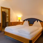 Gasthof-hotel Goldenes Schiff אנגלהרטצל