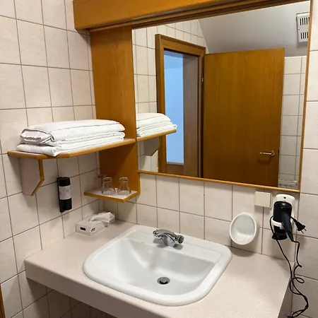 Gasthof-hotel Goldenes Schiff מלון